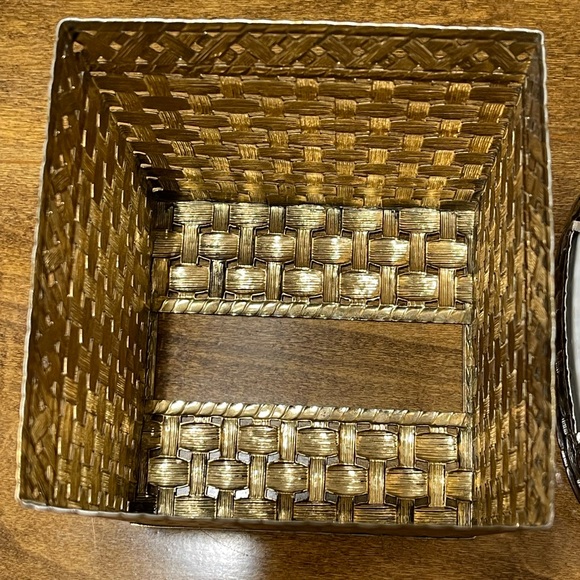 Vintage Stylebuilt vanity set Tissue holder& soap dish. - Picture 8 of 12